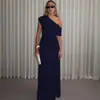 Ropa de mujer de moda y sexy de venta caliente europea y americana, novedad de primavera 2026, vestido de color liso asimétrico plisado con cuello inclinado
