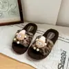 Chinelos fofos com estampa de leopardo de desenho animado para mulheres, adequados para uso externo, quentes para outono e inverno, para uso doméstico no quarto, antiderrapantes, de pelúcia e com algodão espesso
