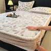 Falda de Cama Gruesa de Felpa de Leche Tallada para Invierno, Pieza Única, Manta de Coral Fleece con Forro de Terciopelo, Protector de Colchón de Felpa, Juego de Tres Piezas