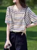 Camiseta Listrada Juvenil Soltinha com Gola Redonda, Moderna e Versátil, Blusa Feminina de Manga Curta Casual Urbana Emagrecedora