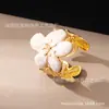 Un Exquisito Anillo con Diseño de Flor de Plumeria de Colores con Goteo de Aceite para Mujer para Uso Diario