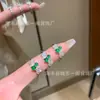 Venta al por mayor de fábrica suministro en vivo material natural peligroso Yang jade verde mimbre pequeño fresco exquisito anillo incrustación de plata s925