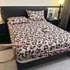 Capa de colchão de peça única com estampa de leopardo de luxo, protetor de colchão, lençol de cama resistente a manchas, conjunto de três peças para dormitório estudantil