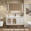 Gabinete de baño de estilo lujo ligero, minimalista y rústico, una combinación de madera maciza para uso doméstico, con un lavabo cerámico integrado para lavarse las manos y la cara