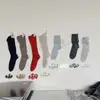 Meias finas caneladas de algodão com um design de punho que fica no lugar sem escorregar, em uma paleta de cores minimalista retrô, adequadas para outono e inverno, meias longas femininas