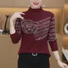 Top base de manga larga con cuello semi-alto y adornos de pedrería estilo mamá para mujer, nueva colección otoño/invierno, top moderno adelgazante y versátil para mujeres de mediana edad