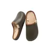 Nuevas pantuflas de cuero con textura, antideslizantes, impermeables y forradas de felpa para mujer, otoño e invierno 2026, adecuadas para usar en interiores en otoño e invierno, y diseñadas para parejas para mantenerse calientes