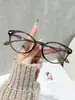 Gafas de marco artístico anti-luz azul hacen que la cara se vea más pequeña estilo nuevo transfronterizo europeo y americano estilo callejero de influencer de Xiaohongshu mismo estilo gafas de lente transparente