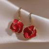 Otoño e Invierno Nuevos Aretes de Diamante Camelia Roja Diseño Nicho Aretes Avanzados Estilo Occidental Aretes de Flor Únicos