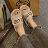 Chinelos Casuais Preguiçosos com Letras para Mulheres 2025 Nova Moda Sandálias com Velcro de Solado Grosso para Uso Externo com Toque de Luxo