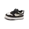 Tênis esportivos infantis, novos modelos de primavera e outono, sapatos casuais clássicos versáteis confortáveis com sola macia, estilo coreano, disponíveis em três cores