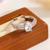 Anillo Ovalado de Circonita con Microincrustaciones de Diamante para Mujer, Moderno y Versátil, Joyería de Alta Gama, Regalo para Niñas, Accesorio para el Viaje Diario