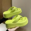Processamento Personalizado Transfronteiriço Novo Estilo Sandálias de Dedo com Solado Grosso EVA para Mulheres Chinelos de Salto Alto para Uso Externo de Verão