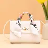 Bufanda de seda con rayas de diamante candado redondo bolso cuadrado pequeño 2026 estilo coreano bolso de mano pequeño comercio exterior al por mayor bolso de moda moderno