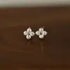 Plata de origen plata de ley S925 chapada en oro de 18 quilates trébol de cuatro hojas de la suerte mini ultrapequeños pendientes moda mujer diseño de temperamento sentido