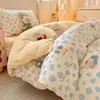 Outono/Inverno 2026 Novo Conjunto de Quatro Peças de Algodão Puro com Lã de Leite Estampa Floral Desenho Animado Classe A para Mãe e Bebê Conjunto de Três Peças para Cama de Estudante