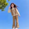 Elegante conjunto de três peças estilo coreano para primavera e outono para meninas: colete infantil, blusa de renda e calça pantalona, conjunto casual versátil