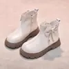 Botas de Couro para Meninas Botas Martin 2026 Outono Inverno Novas Botas Curtas Laço Elegante Botas de Princesa Botas Individuais Botas Infantis com Plus Veludo