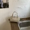 Bolsa de Mão Pequena Exquisita e Moderna para Mulheres, Nova Bolsa Estilo Bowling de Nicho 2026 com Acabamento de Luxo, Bolsa Transversal Acolchoada