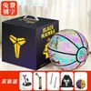 Bola de Basquete Luminosa Assinada por Kobe Bryant para Meninos, Exclusiva da NBA, Bola de Basquete Autêntica Tamanho Infantil 5 com Estrela Gravada, Caixa de Presente Mamba