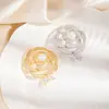 Broche de cobre e zircônia de alta qualidade europeu e americano, broche de rosa pequeno, acessório de corsage com pérola de água doce, acessório de casaco para mulheres