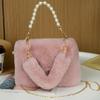 Bolsa de Pelúcia com Corrente de Pérolas para Mulheres 2024 Nova Bolsa de Ombro Celebridade da Internet Outono e Inverno Bolsa Transversal Versátil da Moda