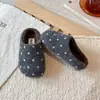 Pantuflas de algodón para niños kt cat para uso exterior 2026 Otoño/Invierno Nuevos Zapatos de Felpa Gruesa para Niños Mocasines de Lunares Estilo Coreano de Lana
