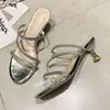 Sandálias Slip-On da Moda 2025 Novo Modelo Sandálias Femininas de Salto Alto para Uso Externo Verão Salto Fino Versátil Sandálias de Baixo Salto com Strass