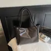 Bolsa de Grande Capacidade Feminina Outono e Inverno Versátil 2025 Nova Bolsa de Ombro de Couro Macio Bolsa Tote para Trabalho e Deslocamento de Alta Qualidade