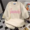 Camiseta Tendência Estilo Americano com Estampa de Letras Graffiti de Manga Curta para Mulheres, Nova Versátil Solta para o Verão 2026