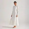 Foto Real de um Vestido de Renda Estilo Palácio com Delicados Bordados Florais Tridimensionais e Mangas Longas
