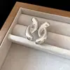 Brincos de Metal Prateado em Forma de C Estilo Minimalista Europeu e Americano Moda Simples Brincos de Tarraxa High-End Brincos Únicos de Nicho Venda por Atacado
