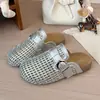 Mules Bamu Xiu com Trama Vazada de Malha, Solado Grosso e Bico Fechado para Mulheres, Estilo Verão 2026 com Fivela, Meia-Chinelo Bobo, Atacado
