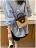 Bolso tejido hecho a mano para mujer, nuevo bolso de mano para vacaciones en la playa primavera-verano 2026, bolso cubo de paja de un solo hombro cruzado