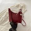 Bolsa de ombro pequena popular deste ano para mulheres 2024 verão nova bolsa de balde doce textura ocidental bolsa de mensageiro nas axilas