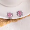 Aretes Geométricos de Zirconia Rosa Bañados en Oro Real, Diseño Personalizado, Aretes Exquisitos, Lujo Accesible y Aretes de Alta Gama para Mujer