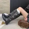 Versión en stock~Botas altas de punta redonda de nicho para mujer, nuevo modelo versátil de otoño e invierno 2026, botas de montar con hebilla de cinturón para mujer