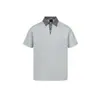 Camiseta de manga corta con cuello en V, retazos de cuadros, estilo falso dos piezas para hombre, estilo americano de verano, resistente, corta y ancha, que alarga la figura, hombro normal, polo de manga corta
