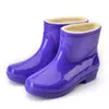 Botas de lluvia de forro polar fijas para mujer, botas de lluvia cortas cálidas, zapatos impermeables, zapatos de goma antideslizantes con forro de algodón para mujer adulta