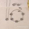Juego de Collar, Pulsera y Aretes de Trébol de Cinco Hojas de 13 mm Bañado en Oro de 18 Quilates, No se Desvanece, Flor de Cinco Hojas Grabada, Acero de Titanio