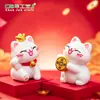 Paisagem em miniatura, estatueta de gato fofo segurando um lingote de ouro, boneco de gato da sorte, acessórios de decoração DIY adoráveis, enfeites de carro em miniatura