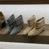 Botas para aumentar a altura para mulheres baixinhas, botas de cano curto slim fit, botas femininas, coleção outono/inverno 2026, botas marrons estilo Dr. Martens, botinhas de bico quadrado pequeno