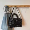 Bolsas de Algodón con Relleno de Plumas Transfronterizas Otoño e Invierno para Mujer, Nuevas de Moda de Gama Alta Coreanas de Nicho Portátiles Cruzadas Más Vendidas Bolsas para Mujer