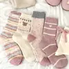 Meias de Lã Brancas Macias ~ Meias Fofas de Desenho Animado na Altura da Panturrilha para Mulheres, Engrossadas e Quentes, Meias Listradas Estilo College Ins