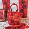 Design de Nicho Bolsa de Mão Vermelha com Padrão para Casamento Bolsa de Presente Festiva em Lona Saco de Balde de Mão com Estampa de Natal Ano Novo
