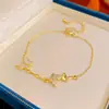 Pulsera de Mariposa de Concha Blanca para Mujer, Diseño Versátil de Lujo Ligero de Nicho, Joyería de Alta Gama Color Champaña Dulce Tachonada con Diamantes con Diseño de Diamante