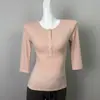 Nova moda feminina estilo Dongdaemun coreano: Camiseta de cor sólida, que valoriza a silhueta, com gola semiaberta, corte justo e manga de três quartos