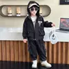 Conjunto Esportivo Infantil Primavera e Outono 2026 Novo Estiloso Roupa de Trabalho Infantil Jaqueta com Capuz Conjunto de Duas Peças Infantil de Outono