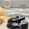 Falda de Moda Versátil Zapatos Franceses Individuales Zapatos Planos de Ballet Plateados de Corte Bajo Mary Janes Zapatos Pequeños de Cuero Llegada Nueva Verano 2026