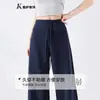 Yiwu Kusa Apparel Co., Ltd. ofrece pantalones deportivos elegantes y adelgazantes con una caída fluida, con un diseño retro americano y un corte ancho, holgado y casual.